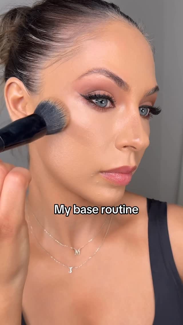 Post 4 by Hellana - Makeup Artist on Instagram (video)