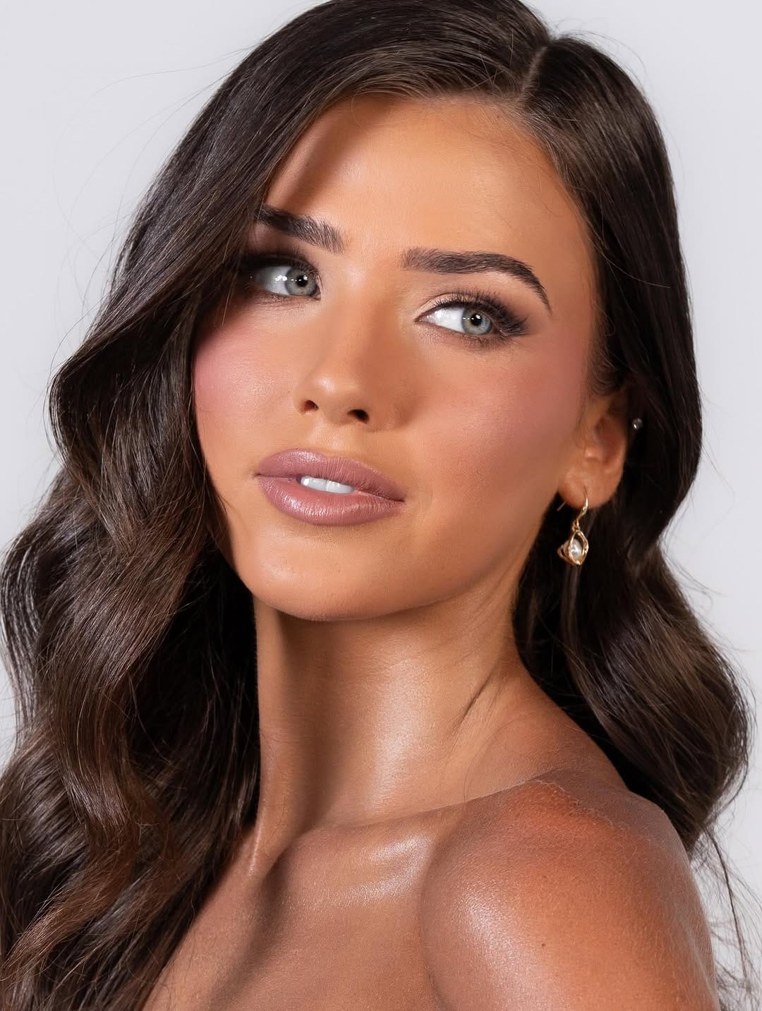 Post 9 by Hellana - Makeup Artist on Instagram (carousel)