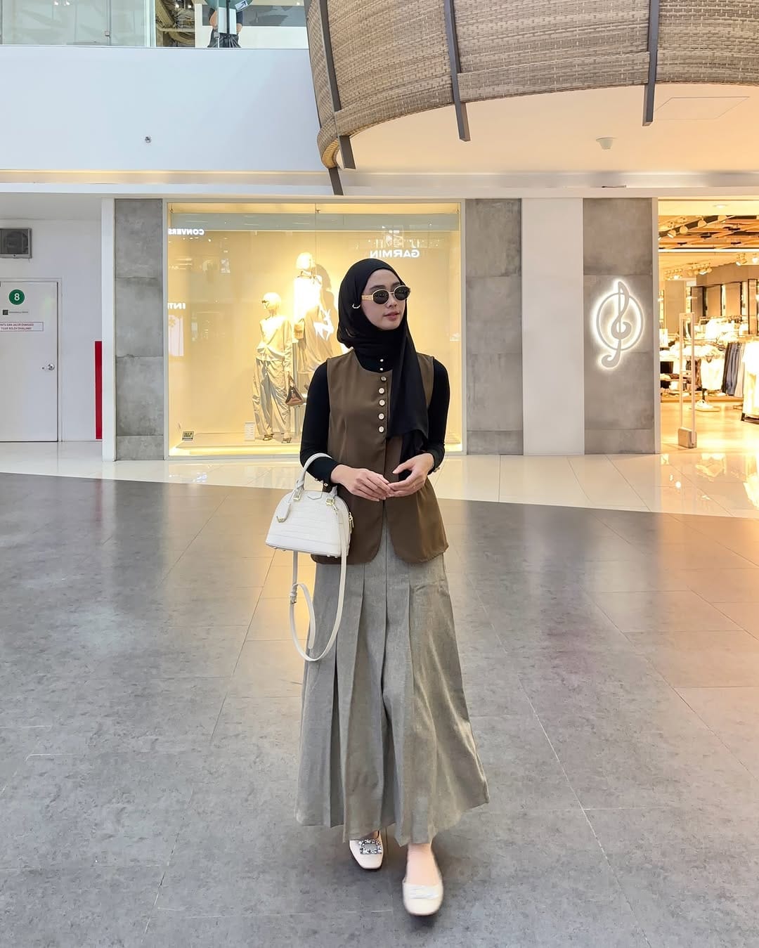 Post 4 by JIMS HONEY OFFICIAL STORE BANDUNG on Instagram (carousel)