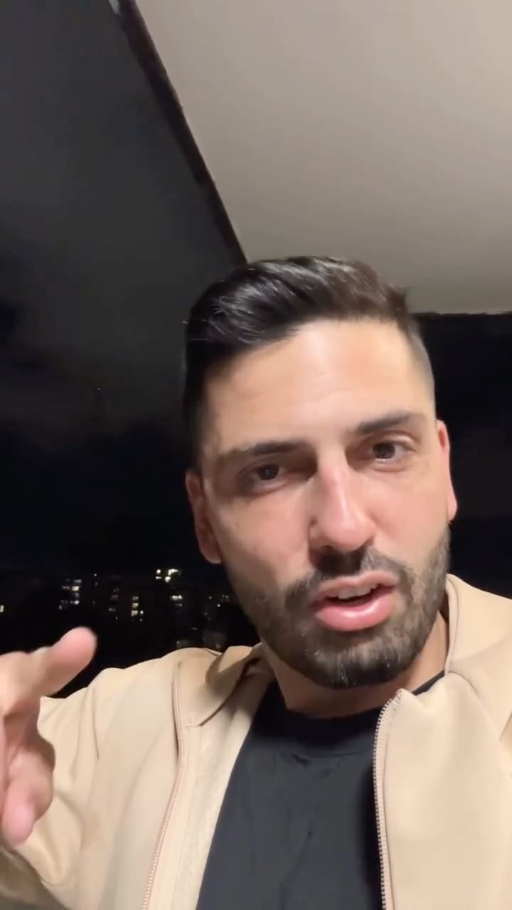 Post 8 by זיו שחר - פיתוח מיומנויות עמידה מול קהל on Instagram (video)