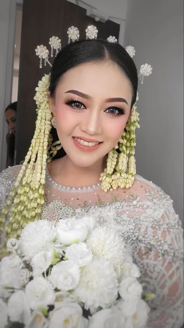 Post 3 by MUA DEPOK ' entii ' on Instagram (video)