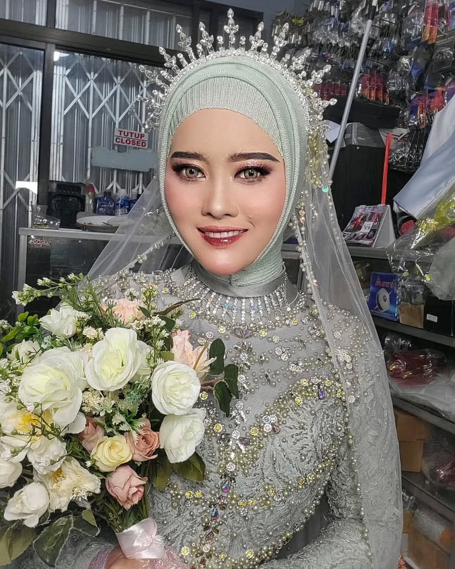 Post 4 by MUA DEPOK ' entii ' on Instagram (image)