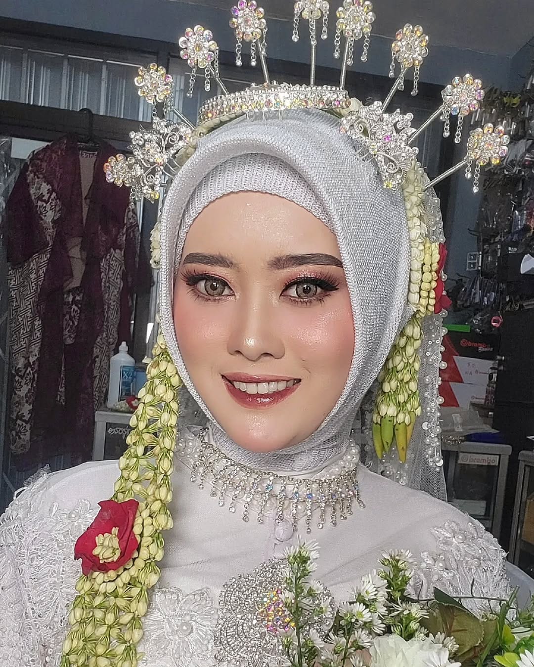 Post 6 by MUA DEPOK ' entii ' on Instagram (image)