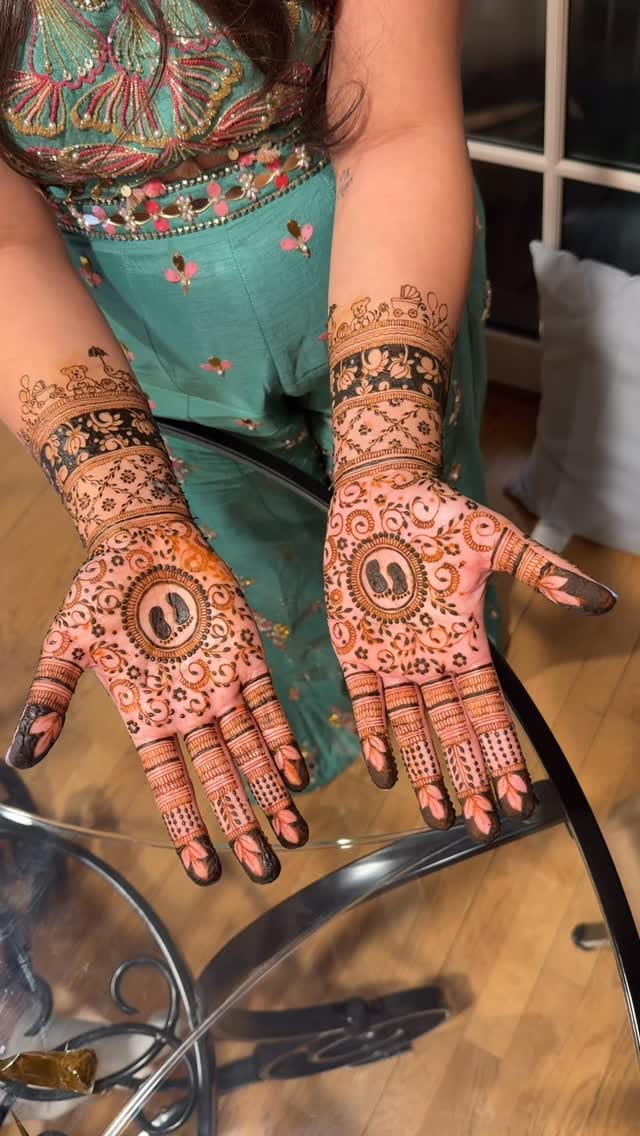 Post 1 by • HennaVative est.2013 • Houston Henna Artist on Instagram (video)