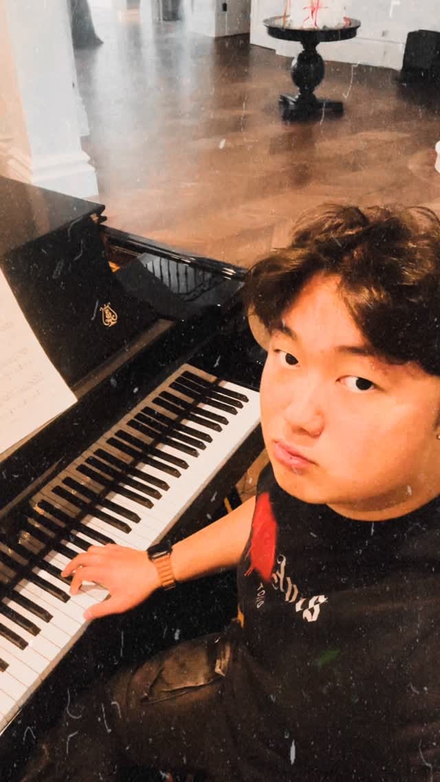 Post 3 by Harry Su on Instagram (video)