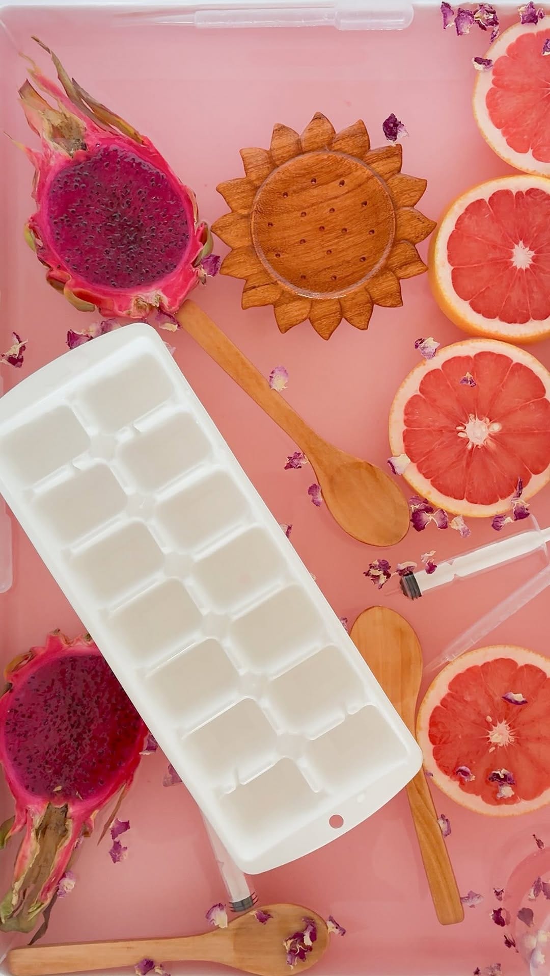 Post 8 by It’s Time To Play Now | SENSORY TRAYS on Instagram (video)