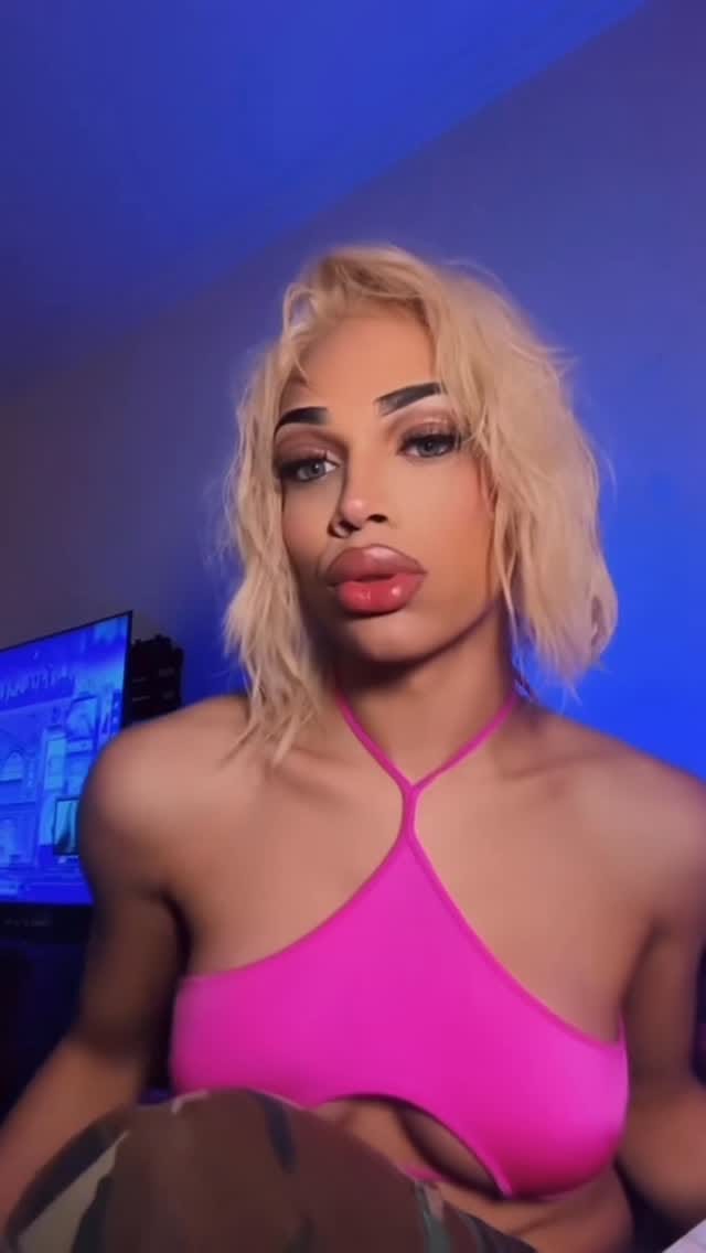 Post 1 by LOLA ‘BOOTZ’  PÉRIGNON on Instagram (video)