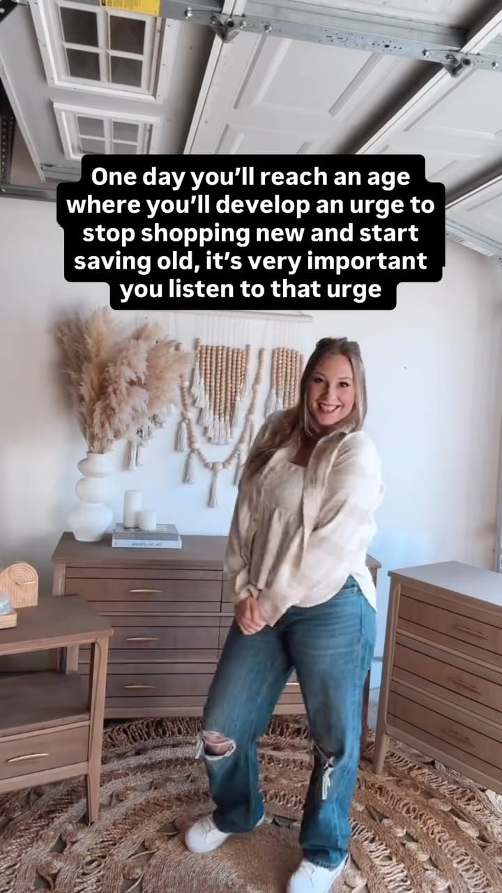 Post 1 by 𝐂𝐢𝐞𝐫𝐚 𝐁𝐫𝐚𝐭𝐭𝐚𝐢𝐧 ✨ 𝐃𝐈𝐘 & 𝐅𝐮𝐫𝐧𝐢𝐭𝐮𝐫𝐞 𝐅𝐥𝐢𝐩𝐩𝐢𝐧𝐠 on Instagram (video)
