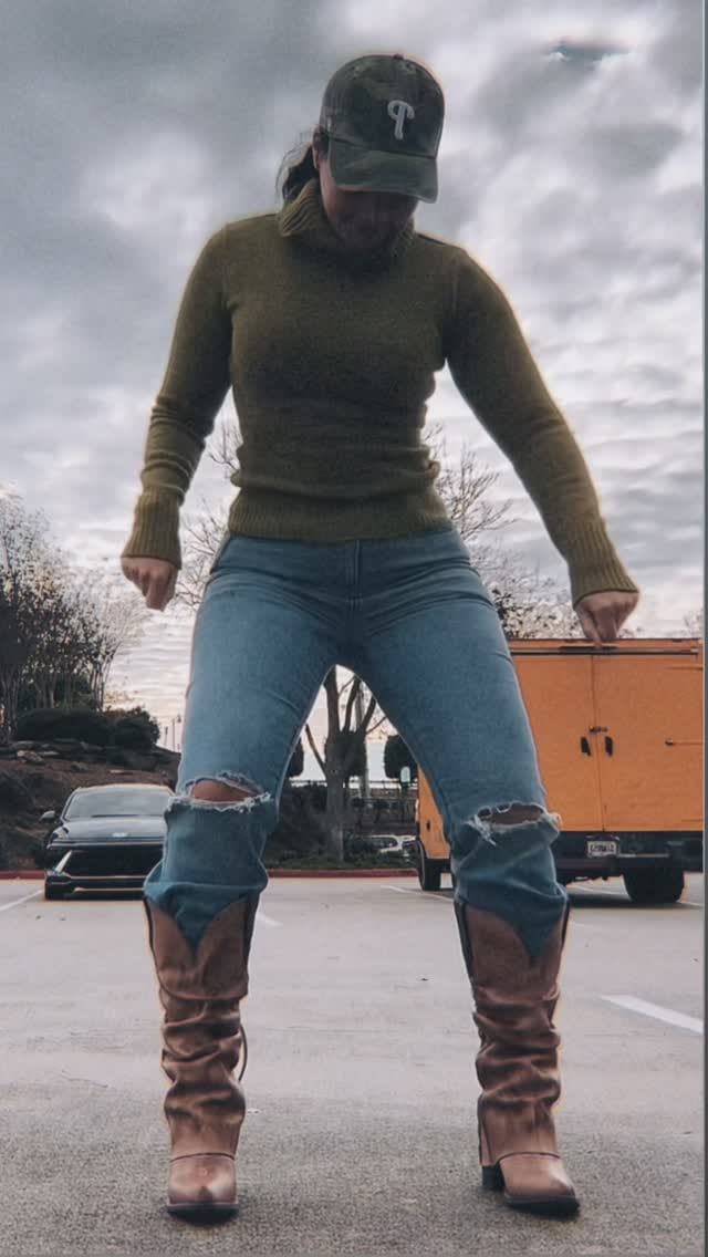 Post 7 by Roxi Perkins on Instagram (video)