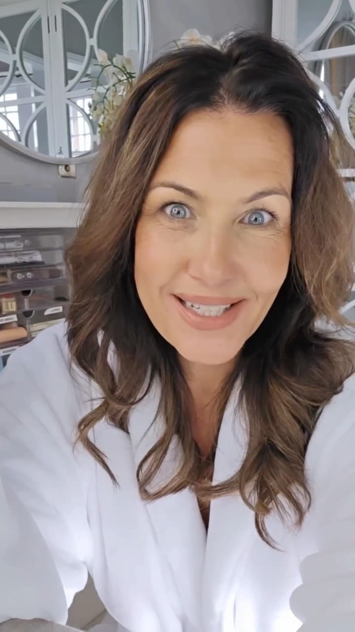 Post 10 by JULIE HANNAH on Instagram (video)