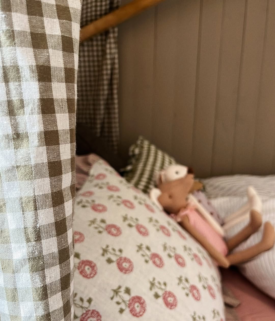 Post 2 by House no.4 on Instagram (carousel)