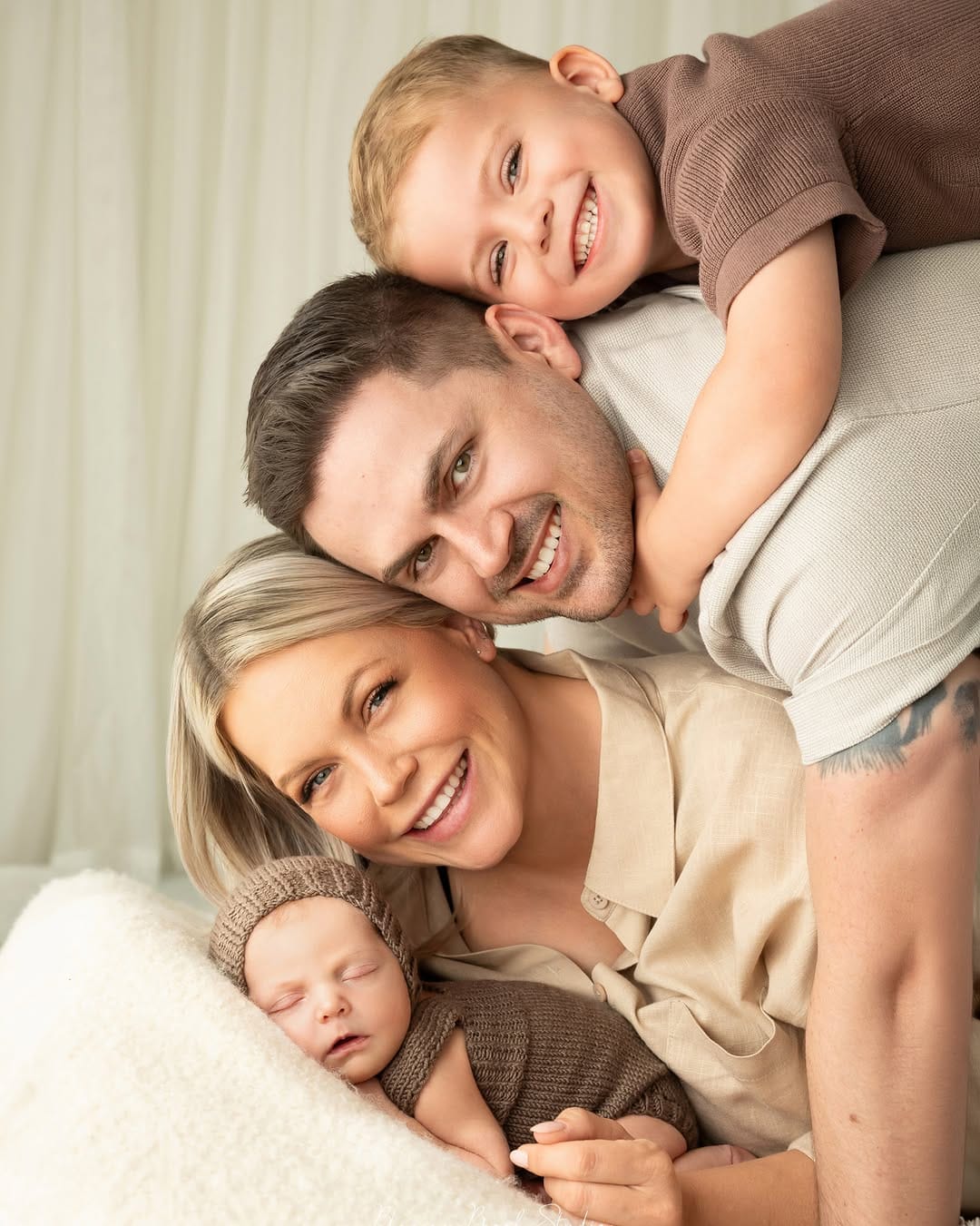Post 1 by Top 10 newborn photographer on Instagram (carousel)