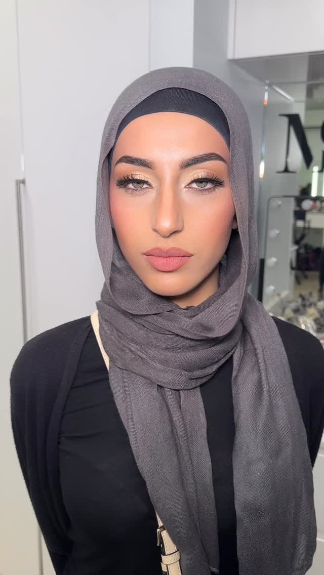 Post 1 by SYDNEY’S #1 MAKEUP ACADEMY on Instagram (video)