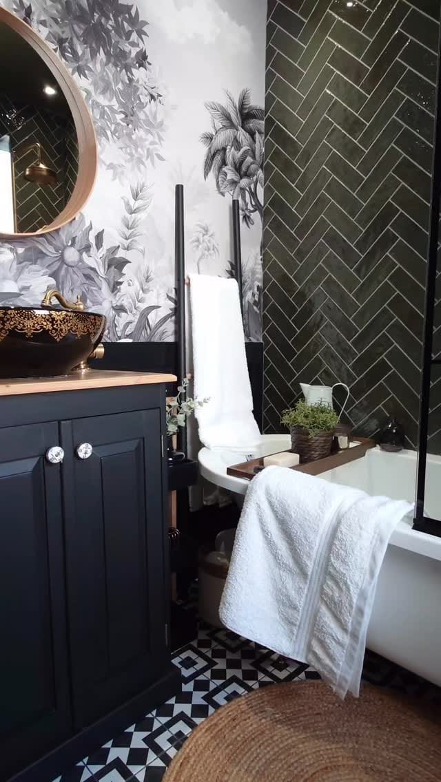 Post 10 by Emma Richards on Instagram (video)