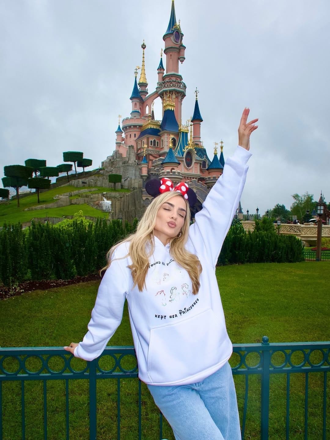 Post 8 by ɪʀᴇɴᴇ ᴋᴀʀᴀɴᴛᴡɴɪ on Instagram (carousel)