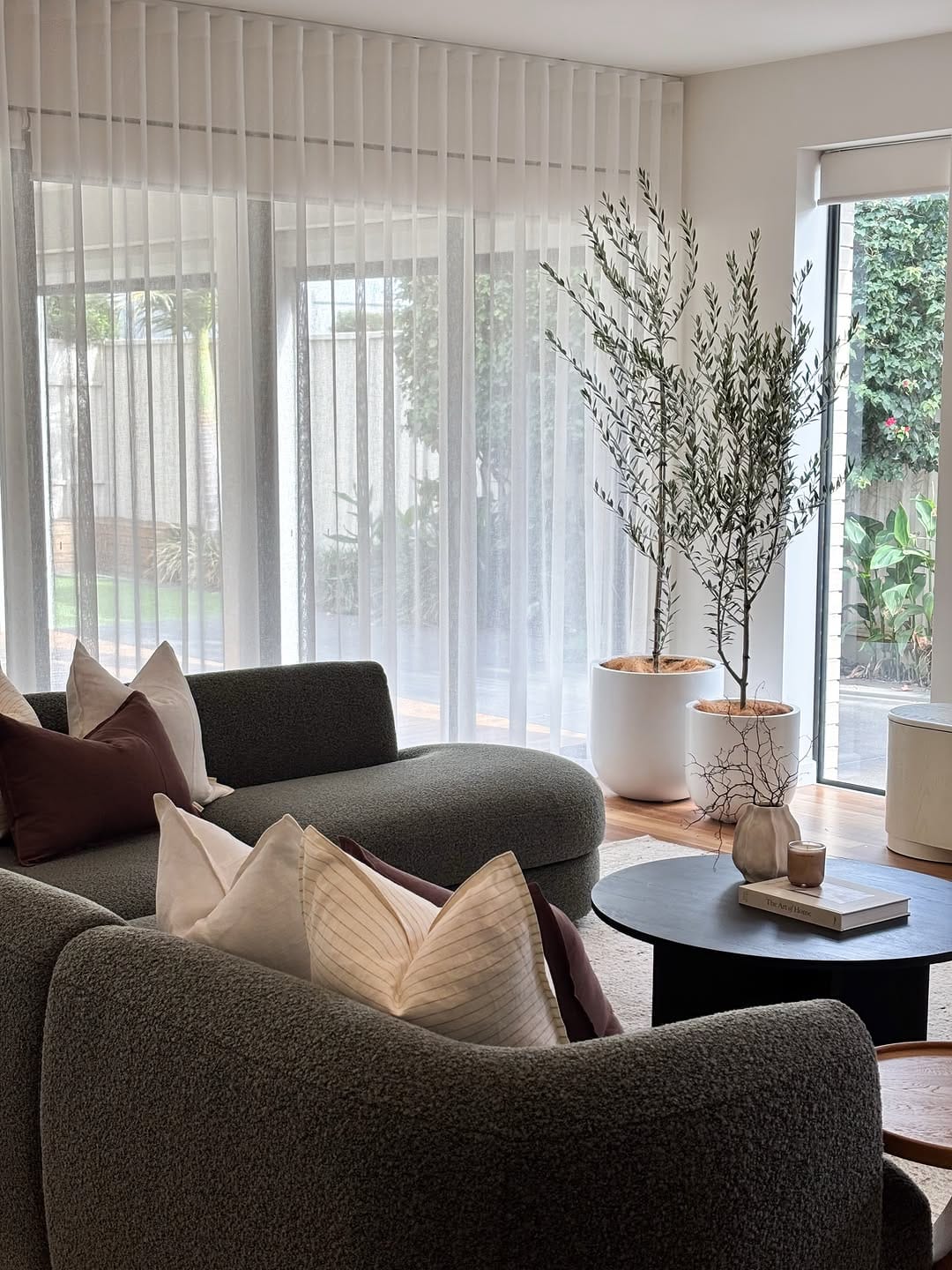 Post 4 by INTERIOR DESIGN | STYLING & DECORATING on Instagram (carousel)