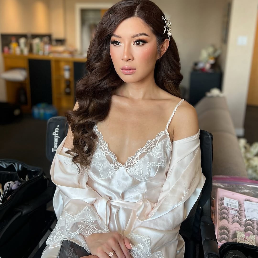 Post 8 by MAKE-UP ARTIST on Instagram (carousel)