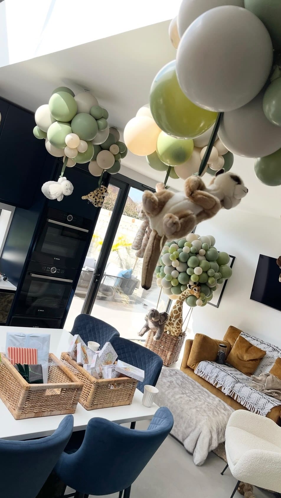 Post 10 by Unique Balloons on Instagram (video)