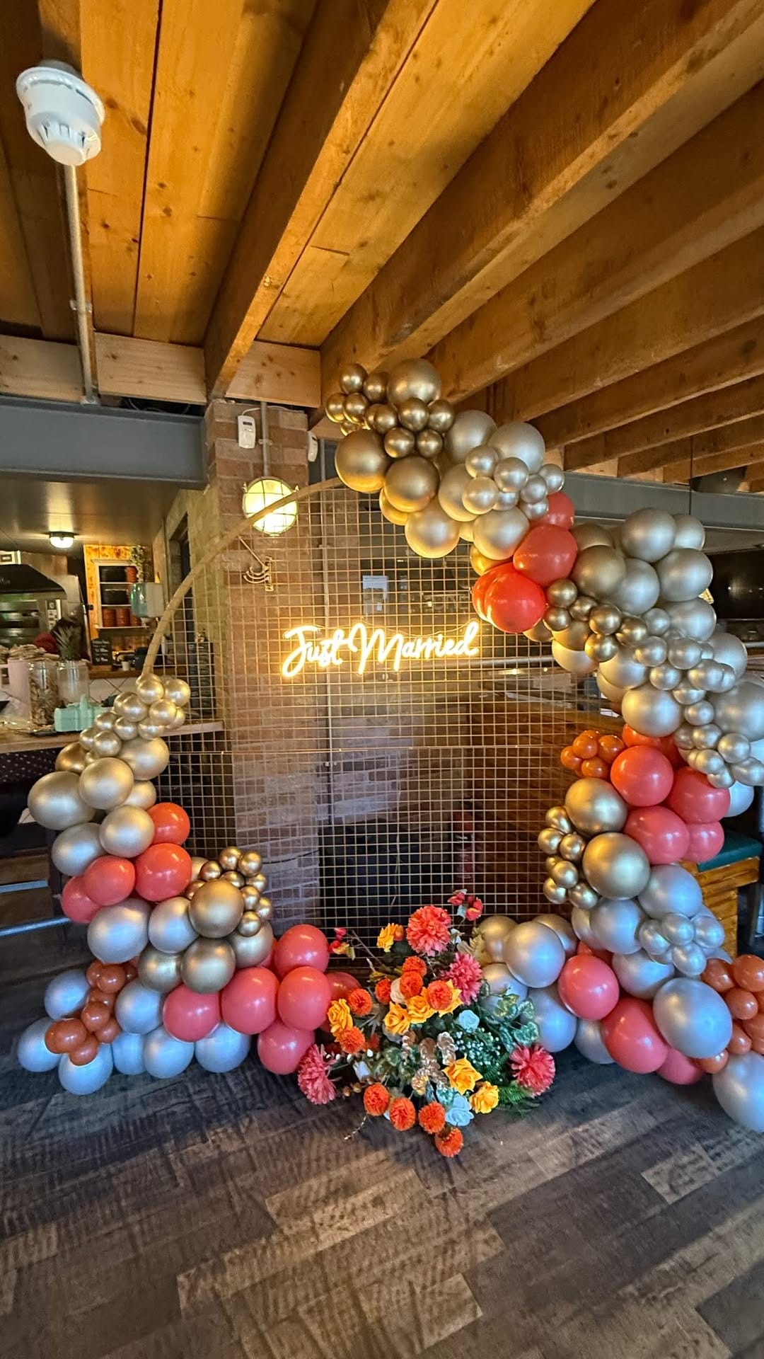 Post 5 by Unique Balloons on Instagram (video)