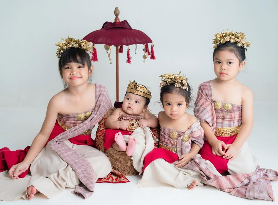 Post 10 by Newborn Photography Bali on Instagram (carousel)