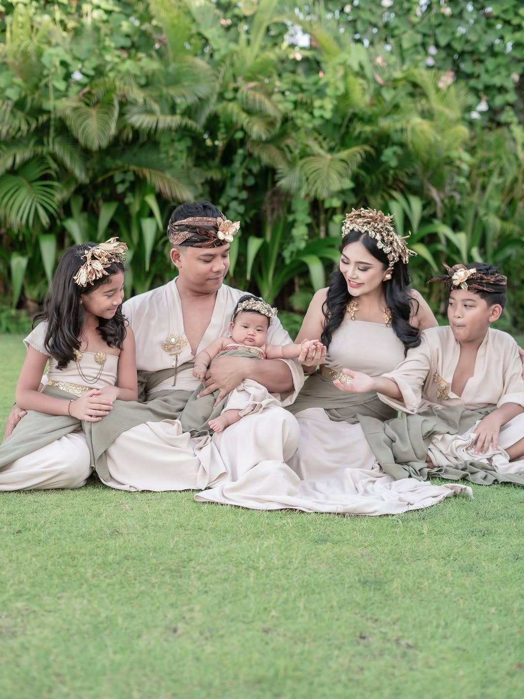 Post 6 by Newborn Photography Bali on Instagram (carousel)