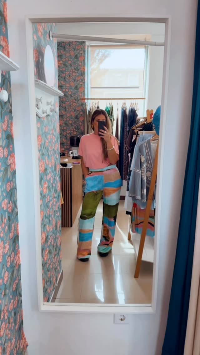 Post 2 by Suspirum on Instagram (video)