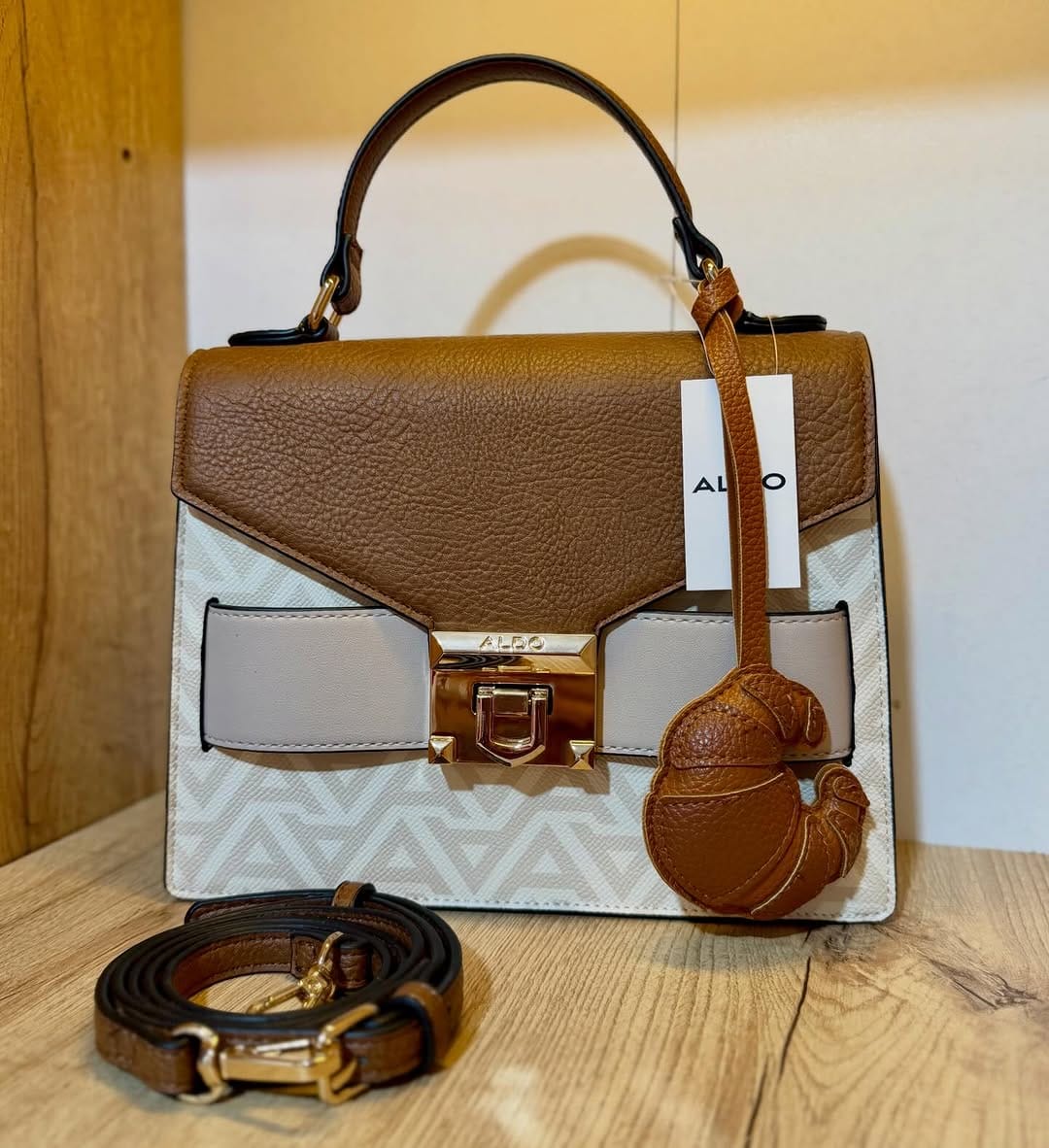Post 9 by Ropa y carteras originales🇺🇸🛍️ on Instagram (carousel)
