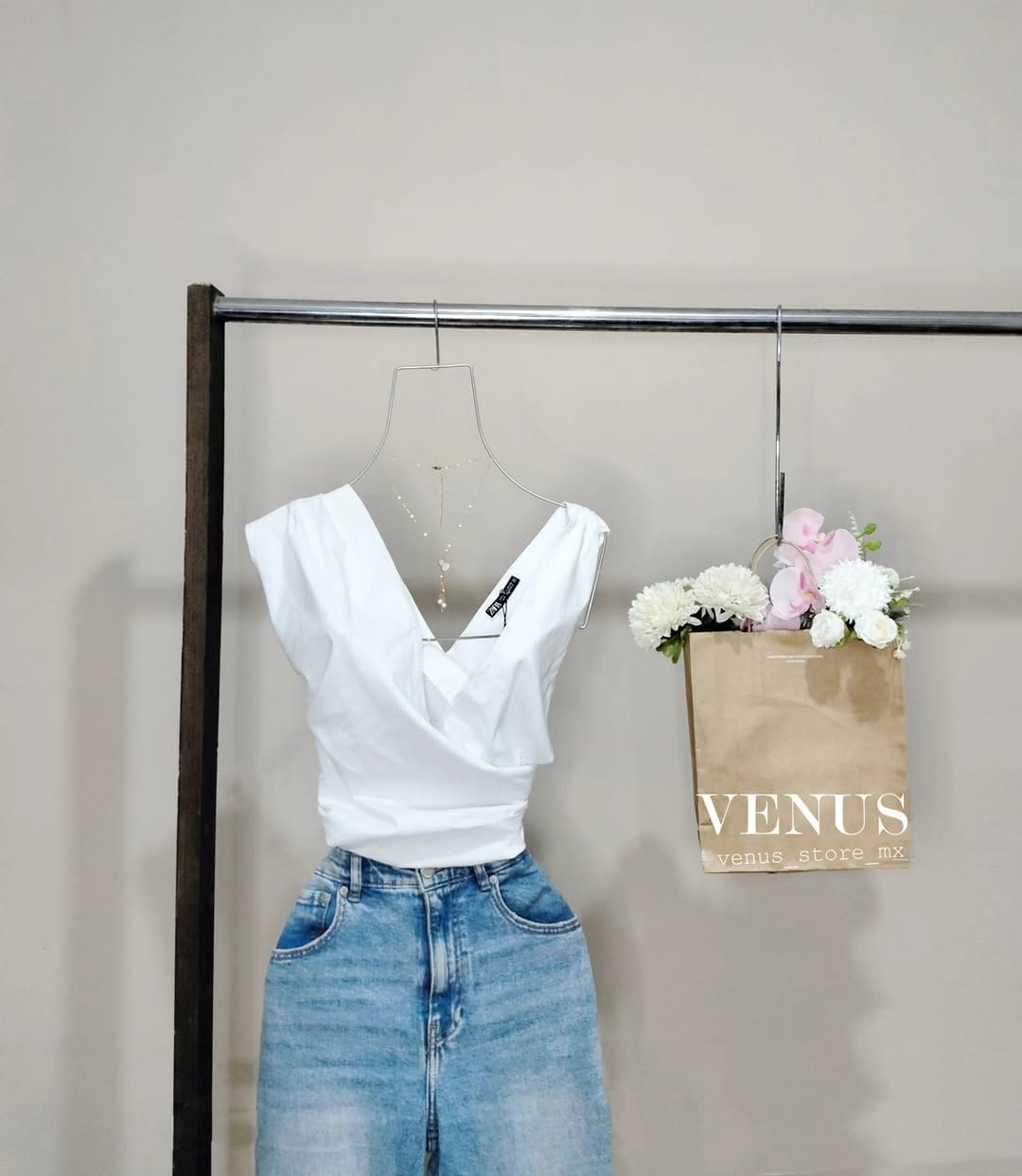 Post 10 by 𝓥𝓮𝓷𝓾𝓼 on Instagram (carousel)