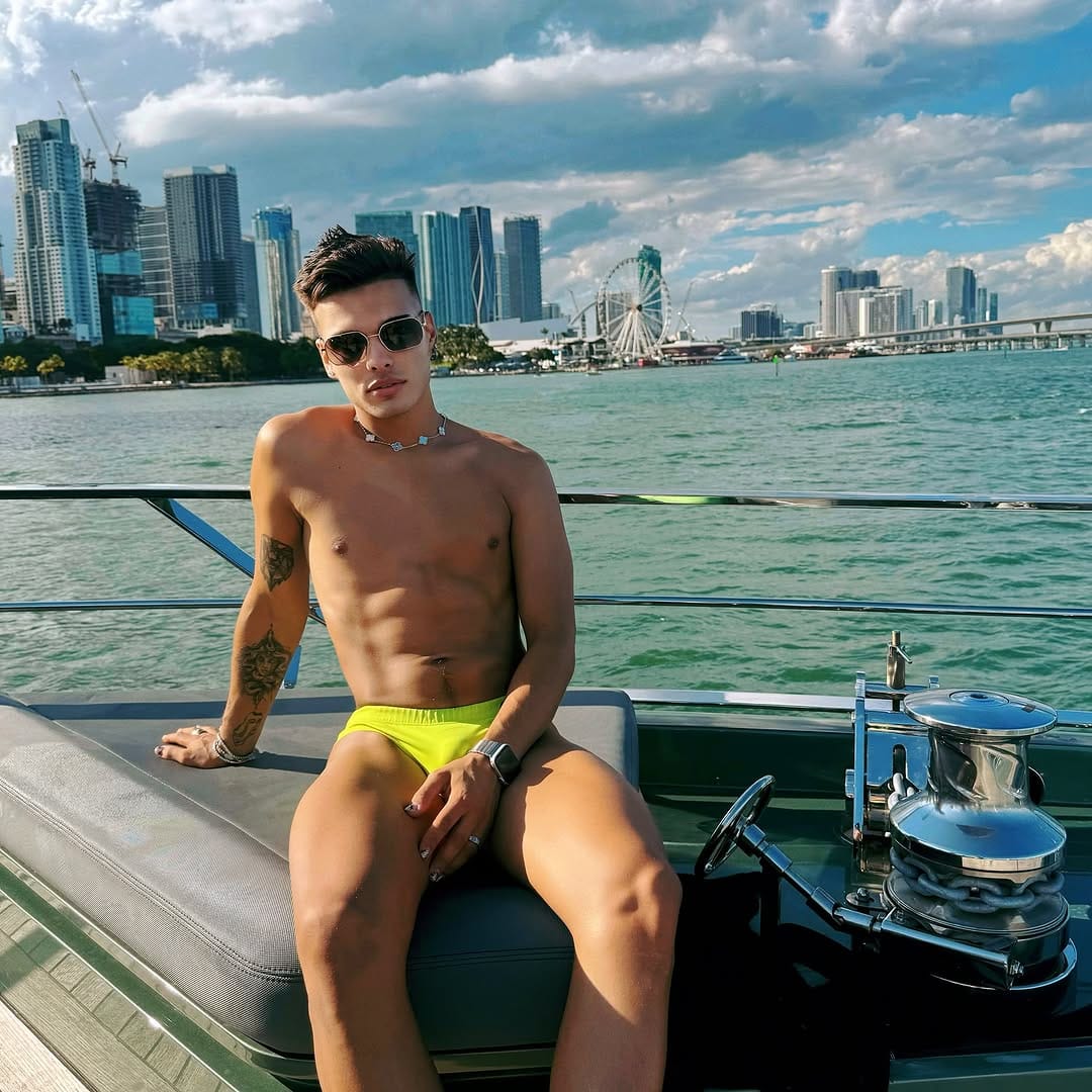 Post 3 by Leo Vice on Instagram (carousel)