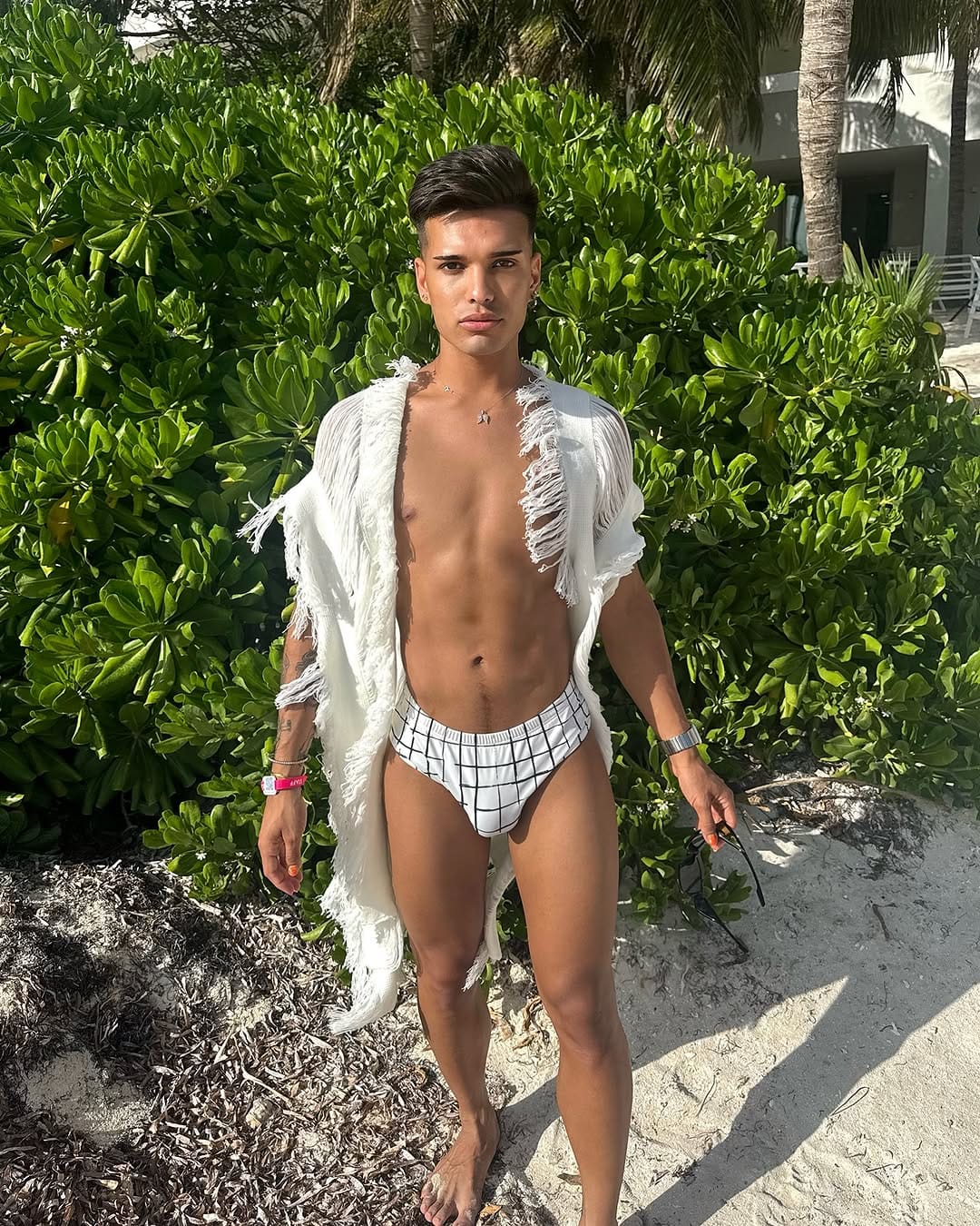 Post 6 by Leo Vice on Instagram (carousel)