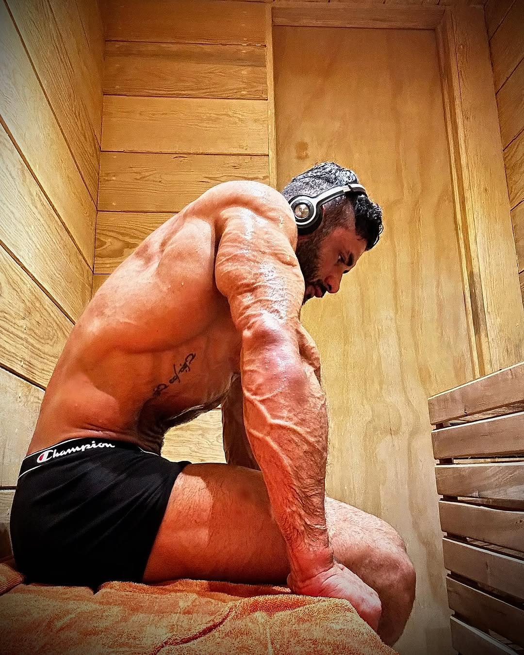 Post 9 by CARLO ANTONIO /  fitness coach on Instagram (carousel)