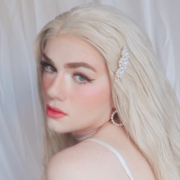 Post 4 by Rosie Hart on Instagram (image)