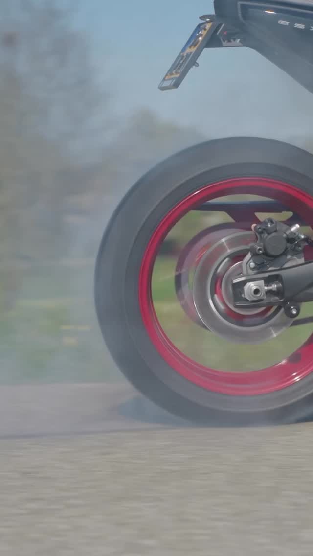 Post 2 by Suzuki Motoren Nederland on Instagram (video)
