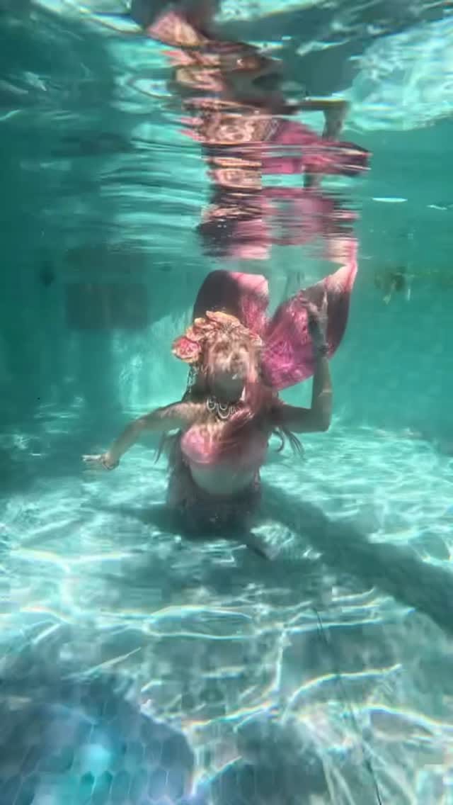 Post 4 by Mermaid Pixi on Instagram (video)