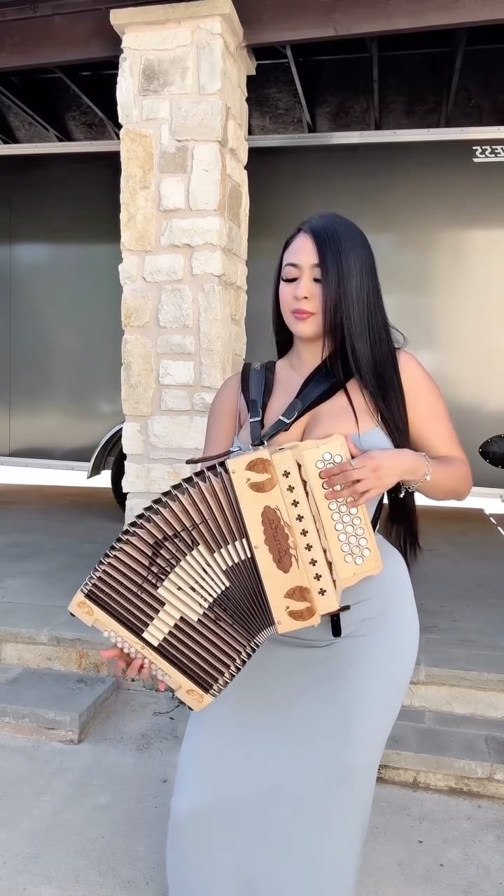 Post 1 by AMERICA CUEVAS on Instagram (video)