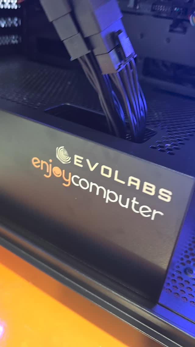 Post 4 by Enjoycomputer "Tienda Gamer" on Instagram (video)