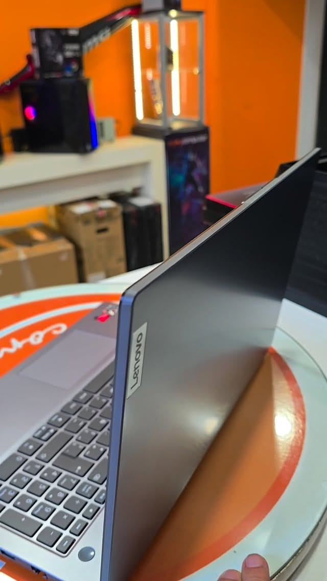 Post 8 by Enjoycomputer "Tienda Gamer" on Instagram (video)