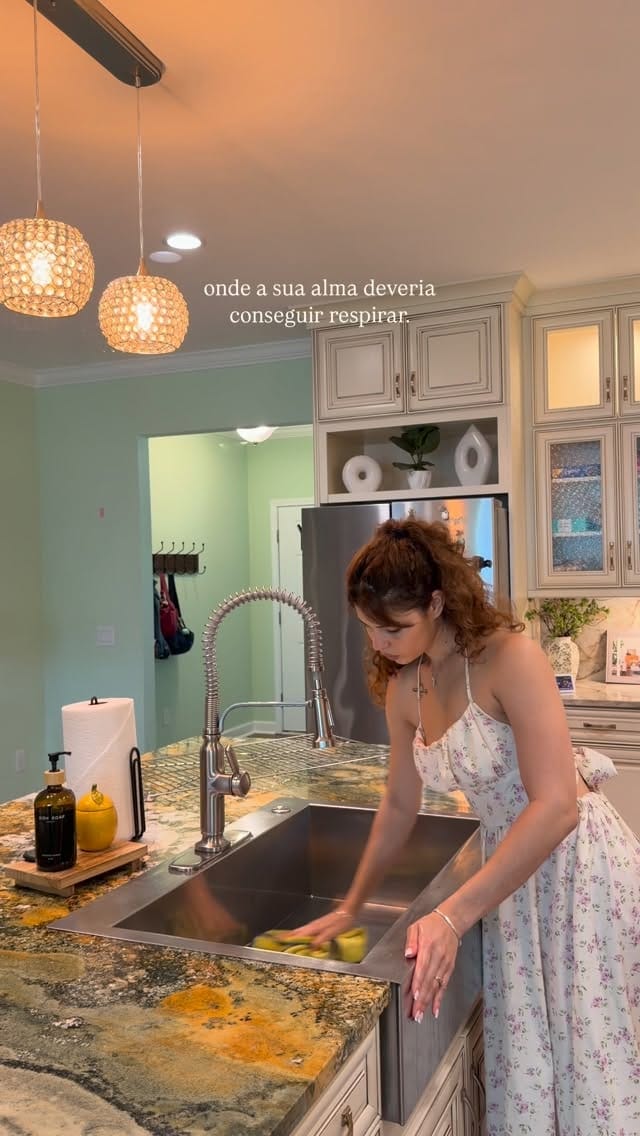 Post 4 by Vanessa Oliveira on Instagram (video)