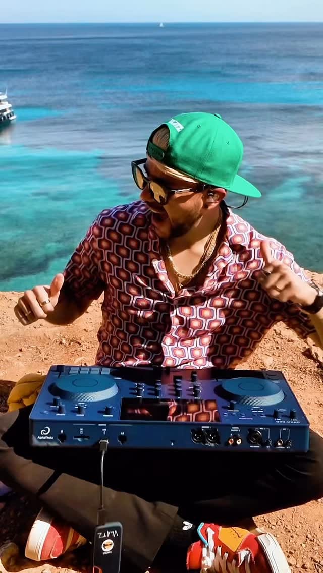 Post 7 by VLATZ 🎧🇨🇴🇺🇸 on Instagram (video)