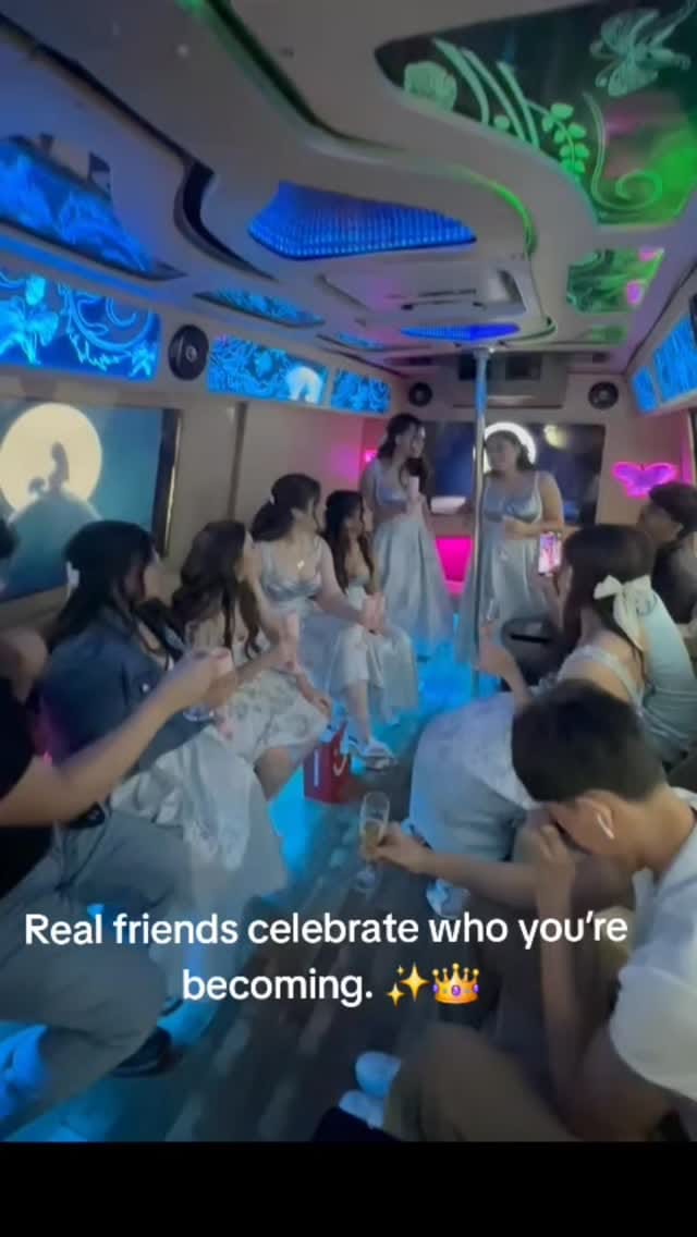 Post 4 by Colombia Party Bus on Instagram (video)