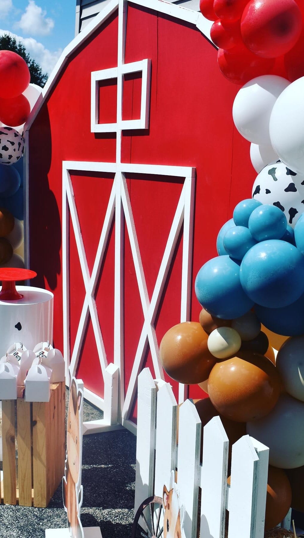 Post 6 by Parties By Vee on Instagram (video)