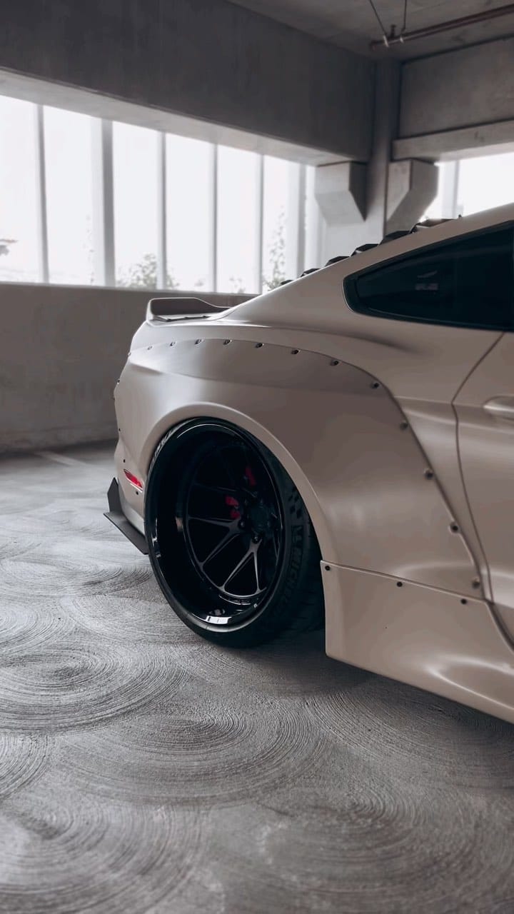 Post 8 by Javi - @treds_custom on Instagram (video)