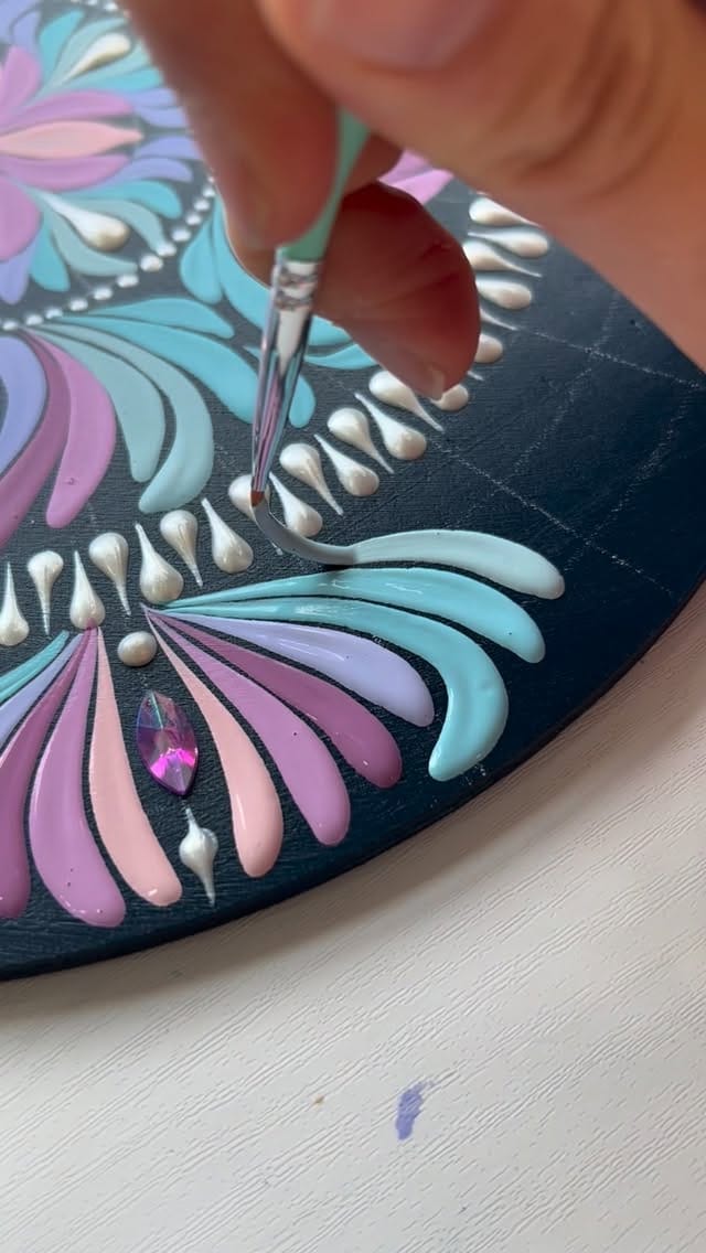 Post 6 by Tati Harumi | Floral Mandala & Meditative Art on Instagram (video)