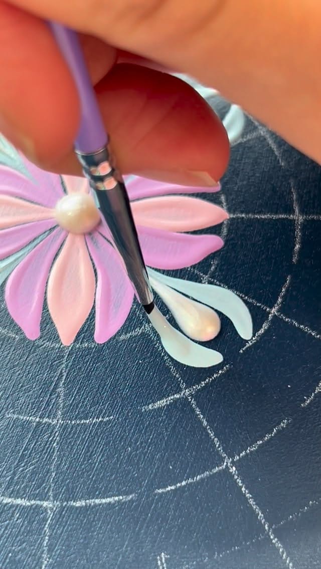 Post 8 by Tati Harumi | Floral Mandala & Meditative Art on Instagram (video)