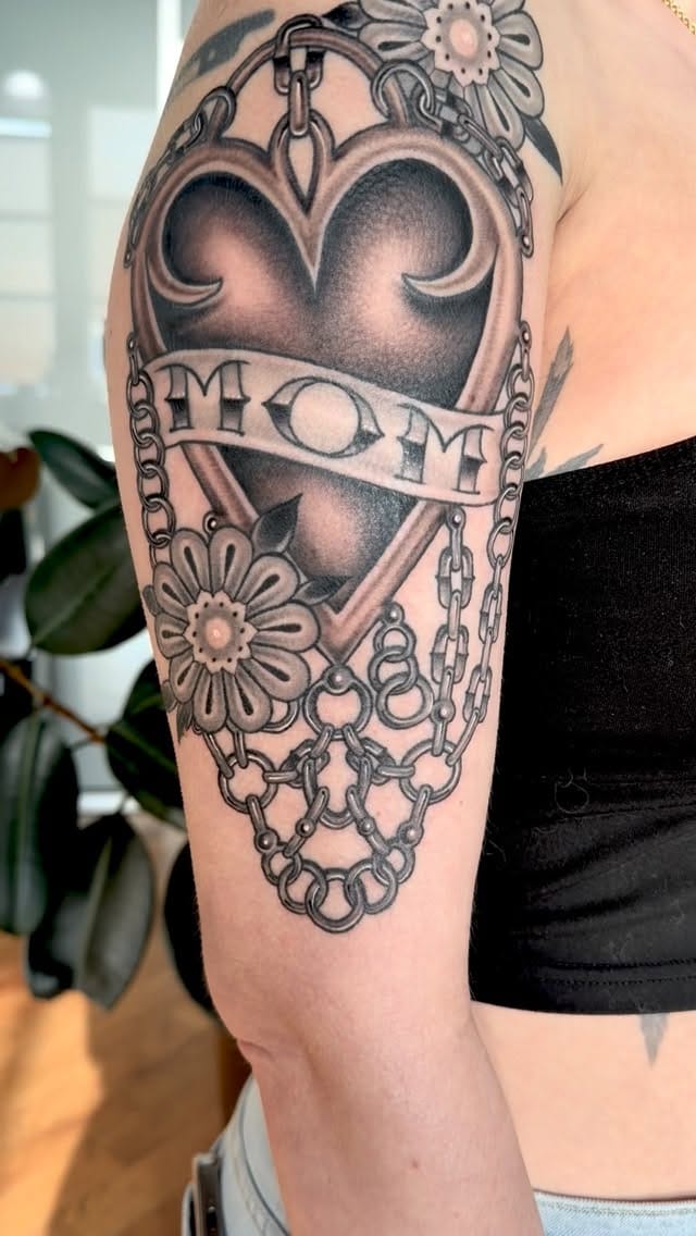 Post 4 by Rose Hardy / Tattoo Artist / Los Angeles on Instagram (video)