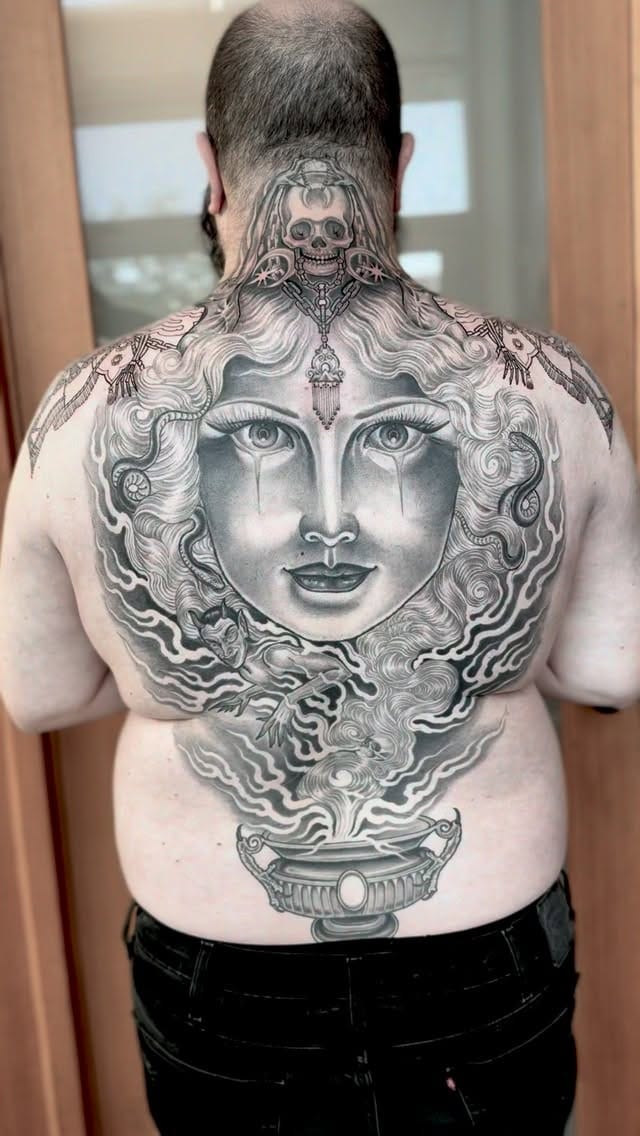 Post 6 by Rose Hardy / Tattoo Artist / Los Angeles on Instagram (video)