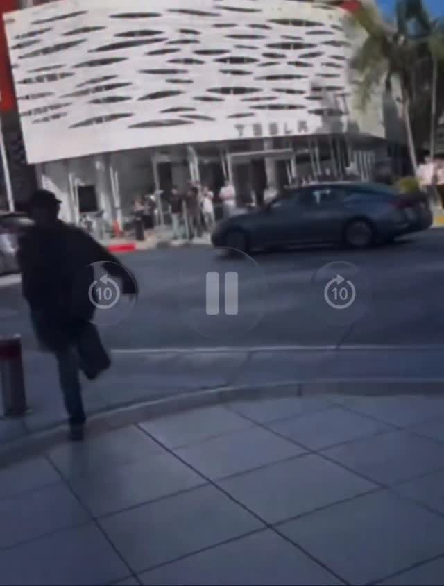 Post 3 by Dori Zuravicky on Instagram (video)