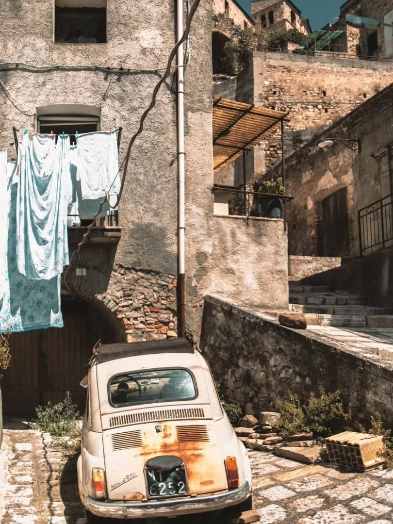 Post 3 by Italia on Instagram (image)