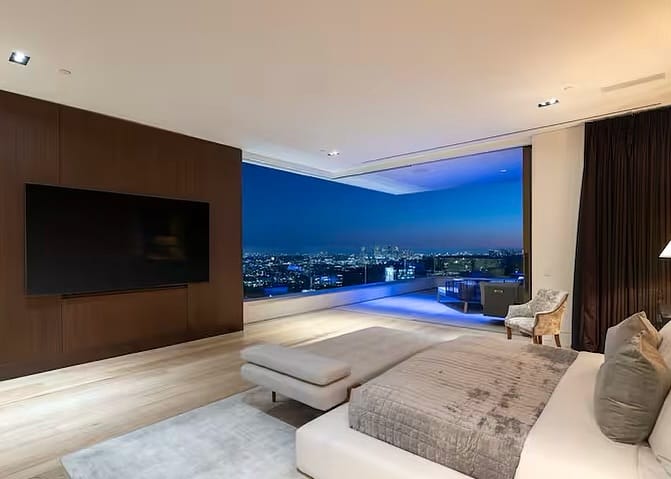 Post 8 by Villa 007 on Instagram (image)