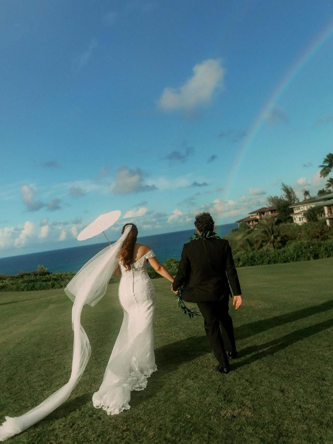 Post 7 by O’ahu Hawai’i Wedding Photographer on Instagram (carousel)